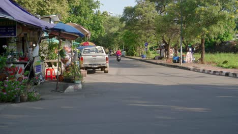 Vehículos-En-Una-Carretera-En-Un-Hermoso-Día-Soleado-En-Tailandia