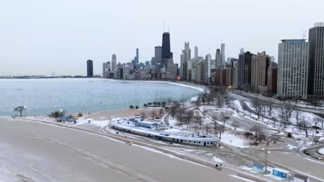 Luftaufnahme-Rund-Um-Die-Castaways-Bar-Am-North-Avenue-Beach,-Winter-In-Chicago,-Usa