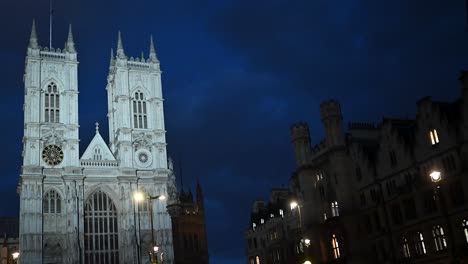 Evening-view-of-traffic-driving-past-of-the-Westminster-Abbey,-London,-United-Kingdom