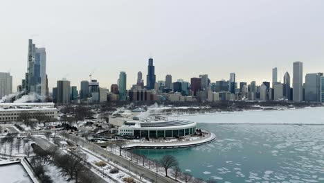 Vista-Aérea-Hacia-El-Acuario-Shedd,-Melancólico,-Noche-De-Invierno-En-Chicago,-Estados-Unidos