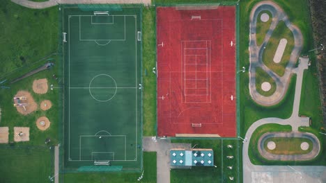 Freizeit-grünes-Gras-Aktive-Sportarten-Hockey--Und-Fußballfelder-Overhead-Ansicht-Von-Oben-Nach-Unten