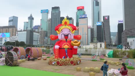 La-Gente-Toma-Fotos-De-Un-Evento-De-Instalación-Del-Tema-Del-Año-Nuevo-Chino-Al-Aire-Libre-Para-El-Año-Nuevo-Lunar-Chino-Mientras-Se-Ven-Rascacielos-En-El-Fondo-En-Hong-Kong