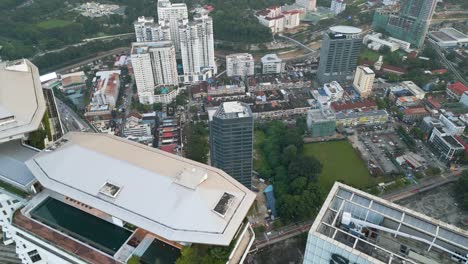 Fliegen-über-Kuala-Lumpur,-St.-Regis-Hotel,-Malaysia
