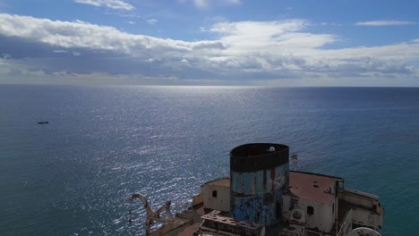 Dramatischer-Luftbildflug-Rostiges-Geisterschiff-Schiffswrack-Am-Strand-Lanzarote-Kanarische-Inseln,-Sonniger-Tag-Spanien-2023
