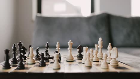 Schachspieler-Wirft-Gegnerische-Schachfigur-Um