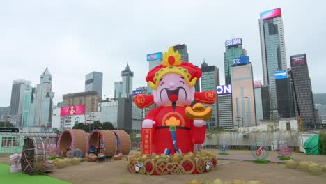 Una-Mujer-Toma-Fotos-De-Un-Evento-De-Instalación-Del-Tema-Del-Año-Nuevo-Chino-Al-Aire-Libre-Para-El-Año-Nuevo-Lunar-Chino-Mientras-Se-Ven-Rascacielos-En-El-Fondo-En-Hong-Kong