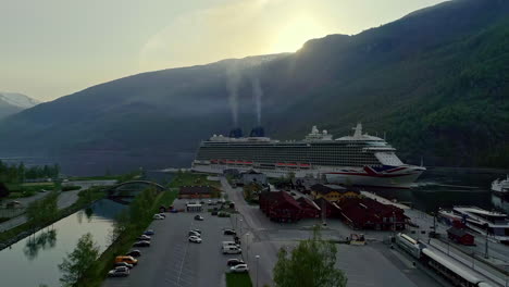 Luftflug-Zum-Andocken-Eines-Großen-Kreuzfahrtschiffes-Nach-Ankunft-In-Flam-Port-Am-Abend---Dämpfe-Des-Trichters-Steigen-In-Den-Himmel