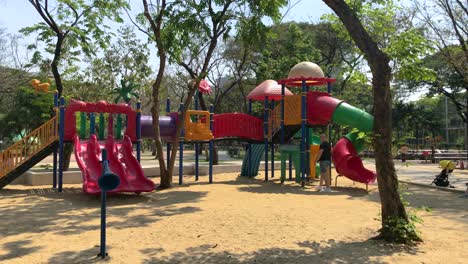 Spielplatz-Im-öffentlichen-Park-Lumphini