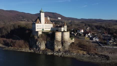 Castillo-A-Lo-Largo-Del-Danubio-En-Wachau-Austria