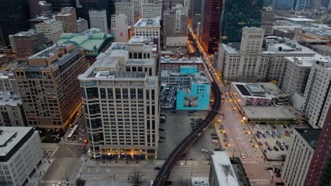 Vista-Aérea-De-La-Avenida-Wabash-Iluminada,-En-El-Nublado-Chicago,-Ee.uu.---Seguimiento,-Disparo-De-Drones