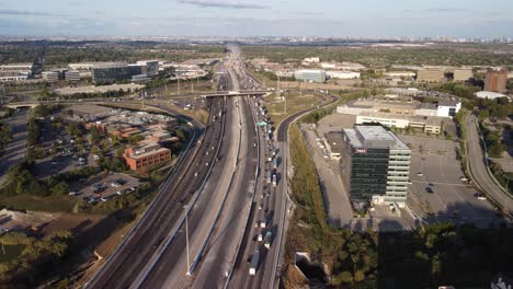 Statische-Luftaufnahme-Einer-Stark-Befahrenen-Autobahn-3-Fahrspuren-1-Weg