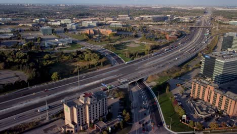 Vista-Estática-De-Drones-En-Una-Gran-Autopista-Y-Una-Intersección-De-Calles-En-Una-Zona-Industrial