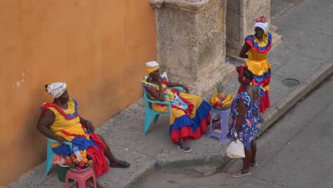 Palenqueras-Sprechen-In-Der-Cartagenas-Straße-Mit-Traditioneller-Kleidung