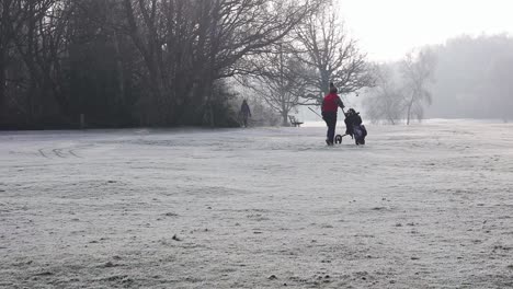 Londres,-Inglaterra---22-De-Enero-De-2023:-Golfistas-Caminando-En-Un-Campo-De-Golf-Cubierto-De-Escarcha-En-Invierno