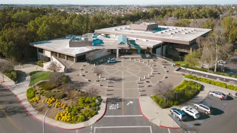 Entdecken-Sie-Die-Umweltfreundliche-Seite-Der-Huntington-Beach-Central-Library-In-Diesem-Atemberaubenden-Drohnen-Zeitraffer,-Der-Die-Sonnenkollektoren-Und-Bibliotheksbesucher-Zeigt