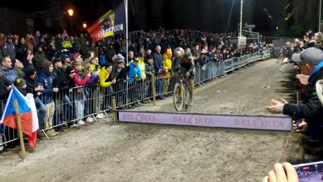 Ciclismo-De-Ciclocross-En-El-Desafiante-Terreno-De-Carrera-De-Diegem-En-Bélgica-Por-La-Noche
