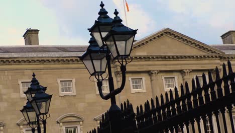 Leinster-House-Dublin-Haus-Des-Irischen-Parlaments-Zeigt-Die-Trikolore,-Die-Im-Wind-Fliegt