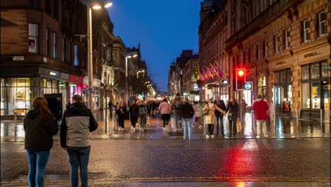 Timelapse-De-Peatones-Esperando-Semáforos-Y-Cruzando-La-Concurrida-Calle-Buchanan-En-Glasgow,-Escocia