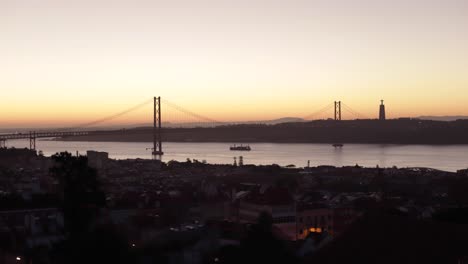 Lissabon-Stadt-Sonnenaufgang-Mit-Brückenzeitraffer-Am-25.-April,-Fluss-Und-Ufergegend-Am-Frühen-Morgen
