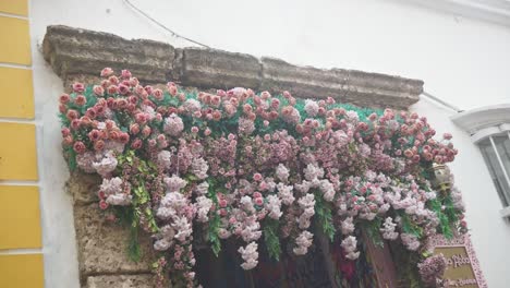 Eingang-Eines-Hauses-Mit-Blumenarrangements-In-Cartagena,-Kolumbien