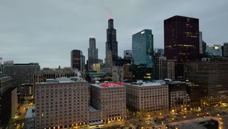 Luftaufnahme,-Die-Das-Congress-Plaza-Hotel-Und-Das-Kongresszentrum-Enthüllt,-Bewölkter-Abend-In-Chicago,-Usa
