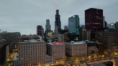 Vista-Aérea-Que-Revela-El-Hotel-Y-Centro-De-Convenciones-De-La-Plaza-Del-Congreso,-Tarde-Nublada-En-Chicago,-Ee.uu.