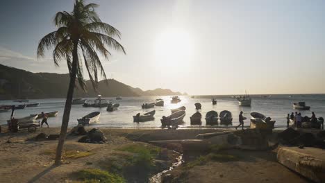 Puesta-De-Sol-En-Una-Playa-Con-Botes-Y-Palmeras-En-Santa-Marta,-Colombia