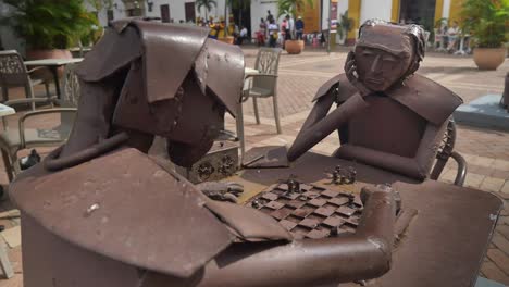 Metallstatue-Von-Zwei-Männern,-Die-Schach-In-Cartagena,-Kolumbien-Spielen