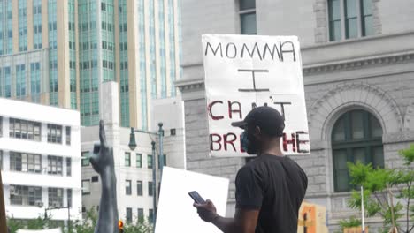 Schwarzer-Mann-Mit-Schild-Mit-Der-Aufschrift-„Mama,-Ich-Kann-Nicht-Atmen“-In-Black-Lives-Matter-Protest-Für-George-Floyd