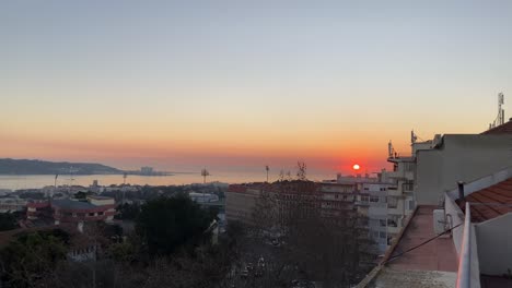 Luftaufnahme-Am-Flussufer-Silhouette-Bei-Sonnenuntergang,-Stadt-Lissabon