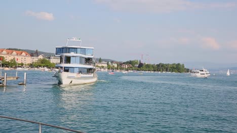 Abfahrt-Des-Luxuriösen-Touristenkreuzers-Auf-Dem-Zürichsee-Zum-Sommerferienausflug