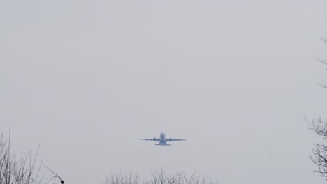 Weißes-Flugzeug-Beim-Start-An-Einem-Nebligen-Tag