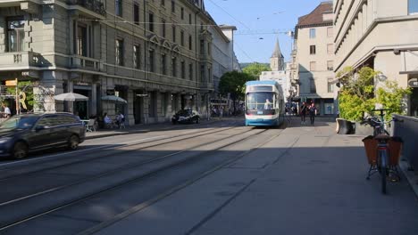 Straßenbahn,-Die-An-Sonnigen-Tagen-An-Den-Café-Tischen-Im-Freien-Auf-Der-Zürcher-Hauptstraße-Vorbeifährt