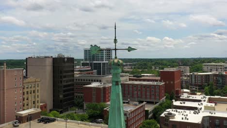 Cerrar-La-órbita-Aérea-Alrededor-Del-Campanario-De-La-Iglesia-Verde-En-El-Centro-De-Carolina-Del-Sur-De-Greenville