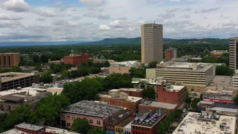 Vista-Aérea-De-Greenville,-Horizonte-De-Carolina-Del-Sur-En-Un-Hermoso-Día-De-Verano