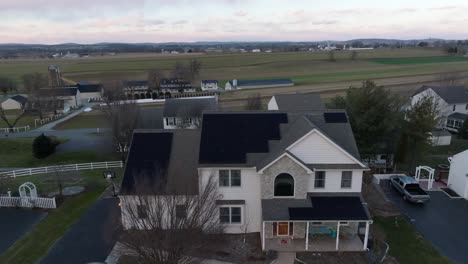 Toma-Aérea-De-Una-Casa-Americana-Con-Paneles-Solares-Durante-El-Invierno