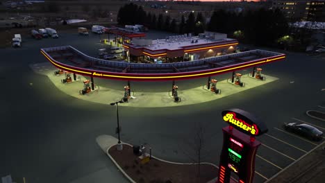 Luftaufnahme-Der-Rutters-Tankstelle-Bei-Nacht