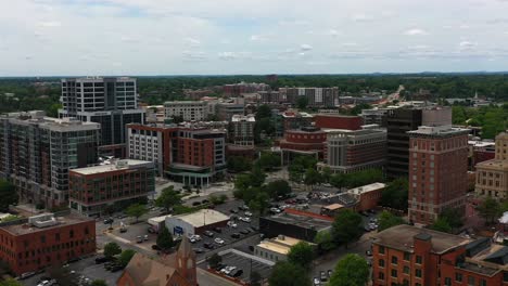 Toma-Aérea-De-Los-Edificios-Del-Centro-De-Greenville,-Carolina-Del-Sur