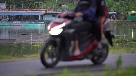 Fishermen-fishing-in-the-Rowo-Jombor-Reservoir-using-bamboo-rafts,-in-the-afternoon-and-overcast-weather