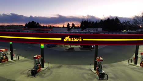 Aufsteigende-Luftaufnahme-Von-Rutters-Tankstelle