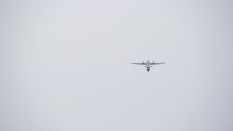 Avión-Al-Despegar-En-Un-Día-De-Niebla