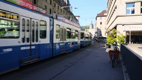 Tranvía-Que-Pasa-Por-Las-Casas-Adosadas-En-La-Calle-Principal-Del-Centro-De-Zúrich,-Distrito-Comercial