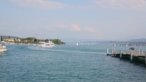 Zürichseelandschaft-Mit-Fähre,-Die-Vom-Pier-Für-Sommerkreuzfahrten-Abfährt