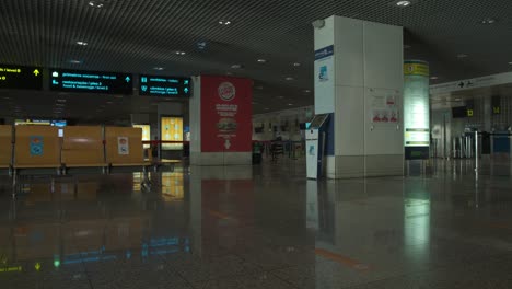 Blick-Von-Links-Nach-Rechts-Auf-Eine-Flughafenlounge-Neben-Einem-Vollständig-Leeren-Gepäckschalter-Am-Flughafen-Madeira-In-Portugal