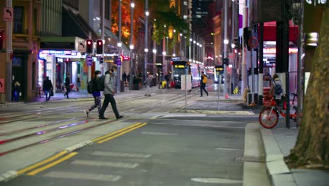 Menschen,-Die-In-Der-George-Street-Inmitten-Der-Ausbreitung-Der-Neuartigen-Covid-19-pandemie-In-Nsw,-Australien,-Spazieren-Gehen