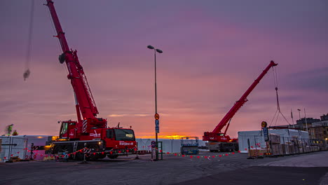 Zeitrafferaufnahme-Von-Arbeitslastwagen-Mit-Kran-Auf-Der-Baustelle-In-Slottsholmen-Bei-Schönem-Sonnenaufgang-Im-Hintergrund---Schweden,-Europa