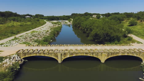 Eine-Kleine-Brücke,-Die-über-Den-Fluss-San-Antonio-Am-Segment-Der-Missionsreichweite-Führt
