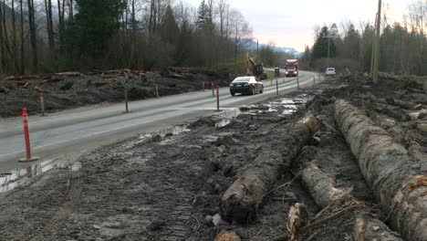 Ein-Abschnitt-Des-Highway-7,-Der-Von-Einer-Verheerenden-Schlammlawine-Hart-Getroffen-Wurde,-Der-Verkehr-Navigiert-Vorsichtig-Durch-Einen-Straßenabschnitt,-Der-Von-Der-Naturkatastrophe-In-Agassiz,-Kanada,-Mit-Schmutz-Und-Trümmern-Bedeckt-Wurde