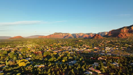 Cinematic-drone-shot-of-Sedona-Arizona-with-the-Airport-Mesa-mountain-in-the-distance