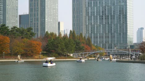 Parque-Central-De-Songdo-En-Incheon---Visitantes-Con-Máscaras-Navegan-En-Botes-Pequeños-En-El-Lago-Y-Pasean-Por-Los-Senderos-Del-Lago-Durante-El-Brote-De-Coronavirus-Covid-19-En-Corea-Del-Sur